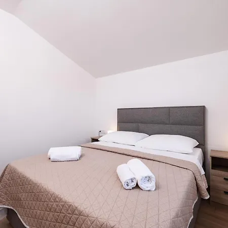 OLEA Holiday Home Benkovac-private pool,garden&parking *