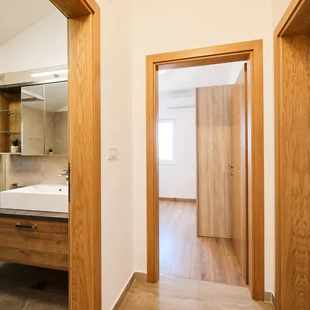 Semesterbostad OLEA Holiday Home Benkovac-private pool,garden&parking *