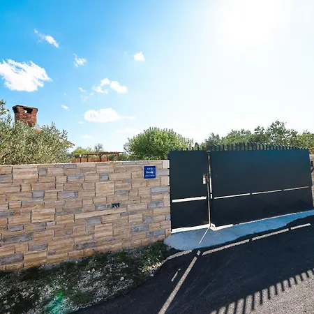 OLEA Holiday Home Benkovac-private pool,garden&parking Semesterbostad *
