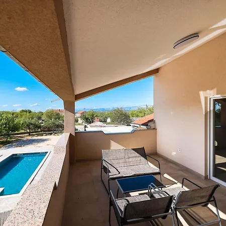 Semesterbostad OLEA Holiday Home Benkovac-private pool,garden&parking
