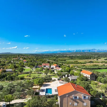 Semesterbostad OLEA Holiday Home Benkovac-private pool,garden&parking