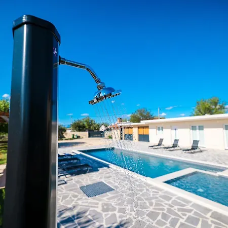 OLEA Holiday Home Benkovac-private pool,garden&parking Semesterbostad