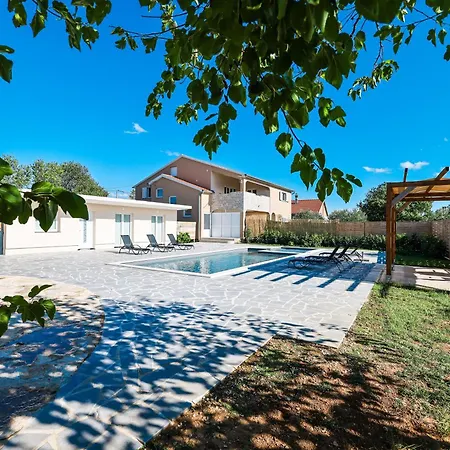 Olea Benkovac-private Pool,garden And Parking *